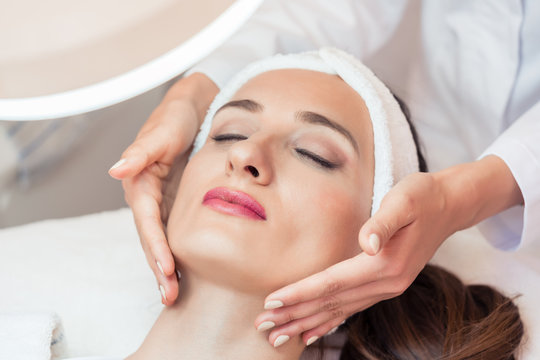 Frau erhält Massage im Schönheitssalon