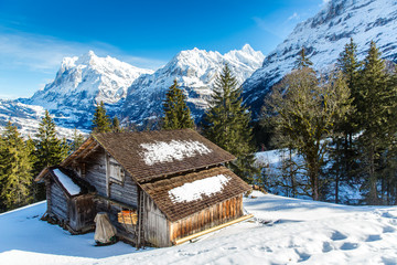 Verschneite Almhütte in den Alpen