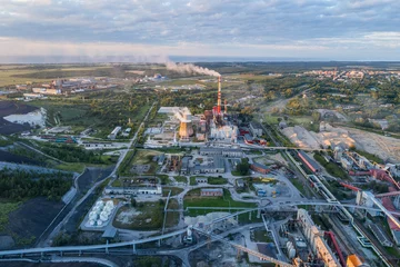 Foto op Plexiglas Luchtfoto Aerial view Oil refinery with a background of mountains and sky at sunset.