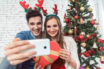 Paar macht Selfies mit Telefon zu Weihnachten