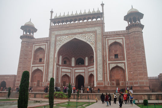  Darwaza-i rauza or The Great gate. Gateway to the Taj Mahal in morning fog, Agra, India