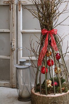 nostalgische weihnachtsdeko vor einem fenster
