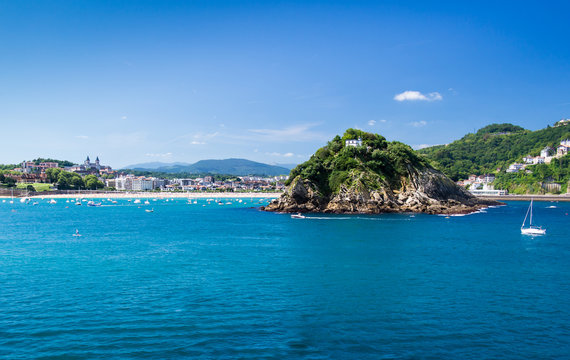 Bucht mit Insel in San Sebasti&aacute;n; Baskenland