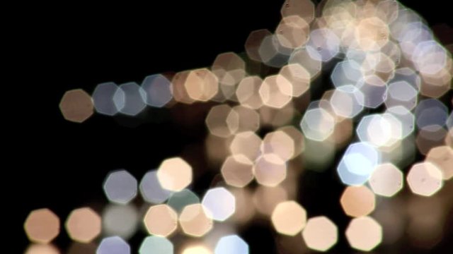 flirrende Lichtkreise bewegen sich, Scheinwerfer von Autos im Stau in der Hauptverkehrszeit, unscharf gestellt