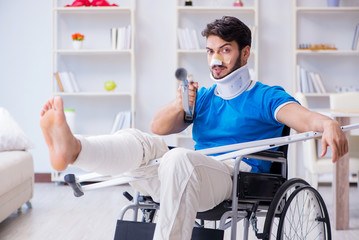 Obraz premium Injured young man recovering at home