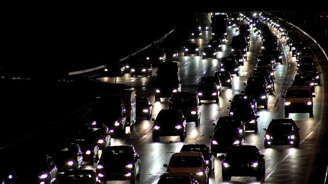 Stau auf der Autobahn in der Dunkelheit