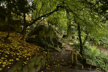 Chemin pédestre entre les faux rochers au parc Josaphat à Schaerbeek