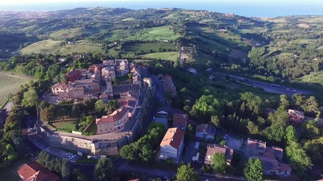 Italia, Pesaro Giugno 2017 - vista aerea del bordo mediavale di Novilara in provincia di Pesaro. Il borgo &egrave; immerso nel verde dei campi e a  pochi passi dal mare