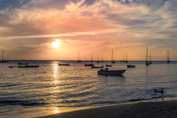 Fototapeta na wymiar Anse d'Arlet, Martinique, Caraïbes : coucher de soleil sur la mer avec les voiliers