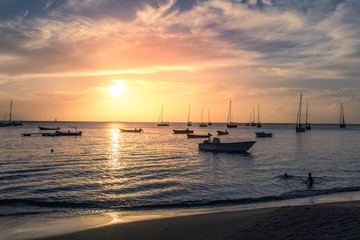 Anse d'Arlet, Martinique, Caraïbes : coucher de soleil sur la mer avec les voiliers