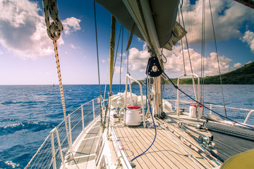 Caraïbes, Martinique : voilier qui prend le large