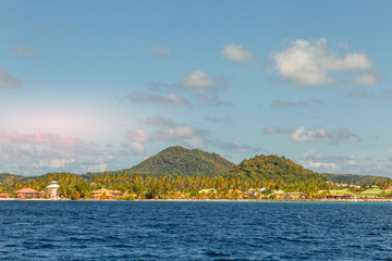 Fototapeta na wymiar Le Marin, Martinique, Caraïbes: côte montagneuse vue de la mer