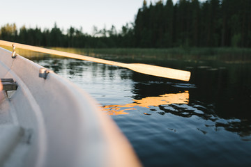 Ruderboot an ruhigem See in Finnland