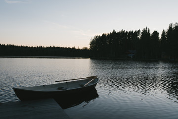 Ruderboot an ruhigem See in Finnland