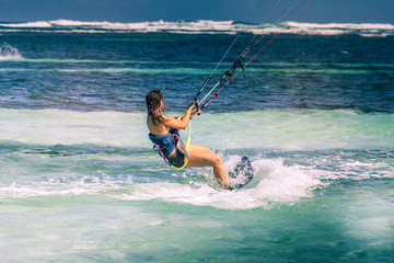 Martinique : femme qui fait du kitesurf (Woman is kitesurfing)
