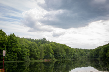 Obraz premium Quiet lake with a cloudy sky