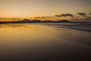 Obraz premium Caleta de Famara (plaża Famara) шin wyspa Lanzarote. Ocean Atlantycki. Widok na plażę na wyspie Lanzarote w Hiszpanii