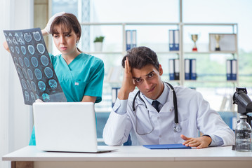 Fototapeta premium Dwóch lekarzy omawiających obraz RTG MRI w szpitalu