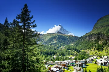 Papier Peint photo Cervin Zermatt village with peak of Matterhorn in Swiss Alps