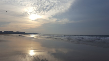 Fototapeta na wymiar lever de soleil sur la plage