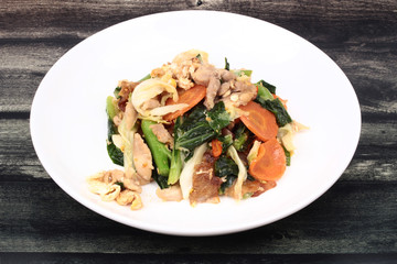 Fried big noodle with chicken and vegetables.