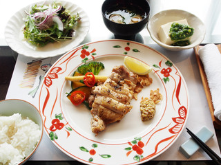 A set menu fried chicken with salad. rice and soup . 