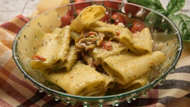 Paccheri con pesto siciliano Cucina italiana cuisine Итальянская кухня cocina de Italia Gastronom&iacute;a Italy  Video Italian sounding alla Kuchnia włoska siciliana Italienische K&uuml;che イタリア料理 مطبخ إيطالي