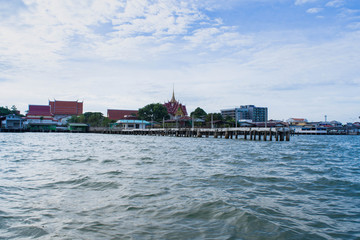Naklejka premium 青空の下にある海辺のお寺（パタヤ沖）