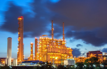 Obraz na płótnie Canvas power plant in the petrochemical plant at twilight