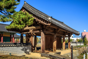 Naklejka premium Gangneung-si, Gangwon-do, South Korea - Gangneung Imyeonggwan Sammun (Old gate to guesthouse in Gangneung)