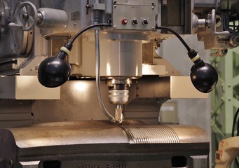 自動車工場の機械