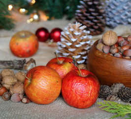 Obraz na płótnie Canvas nikolausäpfel auf dem weihnachtstisch