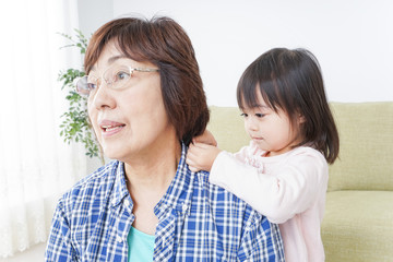 おばあちゃんと部屋で遊ぶ子供