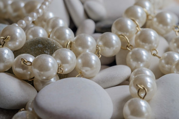 украшение из жемчуга на гальке