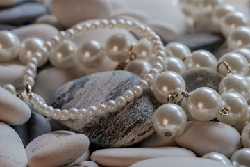 украшение из жемчуга на гальке