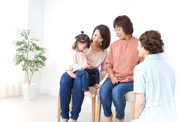 家族で検診を受ける子供