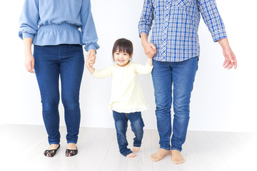 Fototapeta premium 仲良しの子供と母とおばあさん