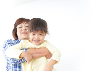 孫を抱っこするおばあちゃん