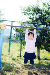 Fototapeta premium 公園の遊具で遊ぶかわいい子供