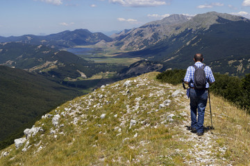 Fototapeta premium turysta w dolinie krajobraz górski i jezioro