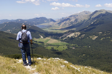 Obraz premium hiker in mountain landscape valley and lake