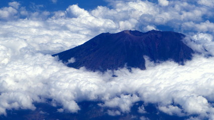 Vulkankrater Agung in Bali ist über den Wolken