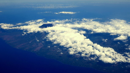 Vulkan Agung in Bali ist über den Wolken © globetrotter1