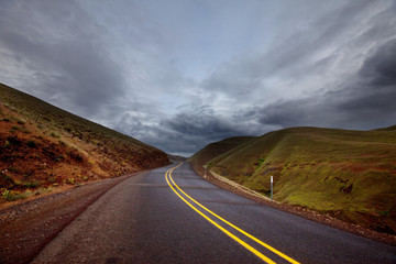Naklejka premium Road in prairie
