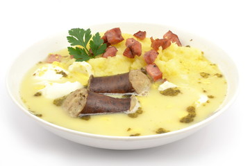 żurek z ziemniakami jajkiem i kiełbasą