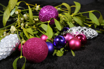 lila und rosa Christbaumkugeln