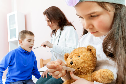 Doctor examining a child in a doctors office