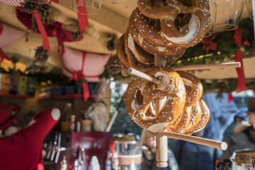 Brezel auf Weihnachtsmarkt in Meran Südtirol