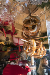 Brezel auf Weihnachtsmarkt in Meran Südtirol