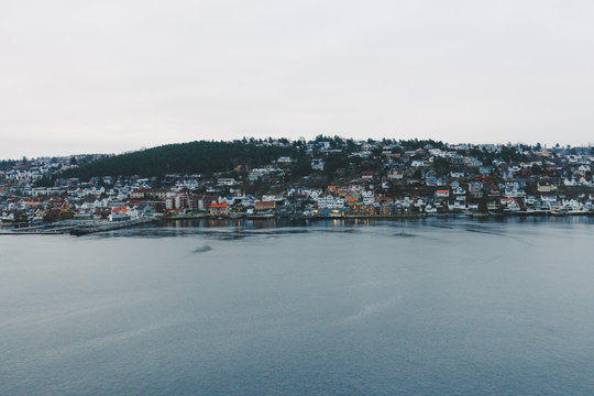 Häuser an einem Ufer in Norwegen